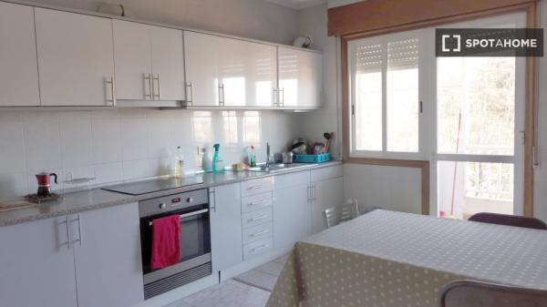 Rooms for rent in 5 bedroom apartment in Vigo