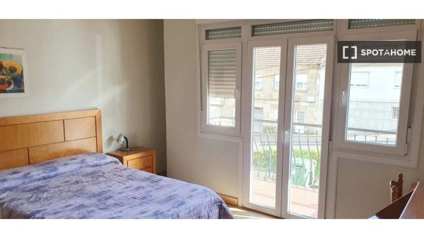 Rooms for rent in 5 bedroom apartment in Vigo