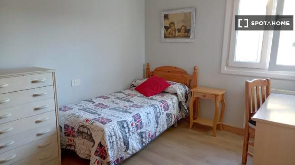 Rooms for rent in 5 bedroom apartment in Vigo