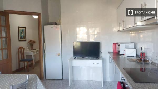 Rooms for rent in 5 bedroom apartment in Vigo