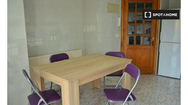 Rooms for rent in 5 bedroom apartment in Vigo