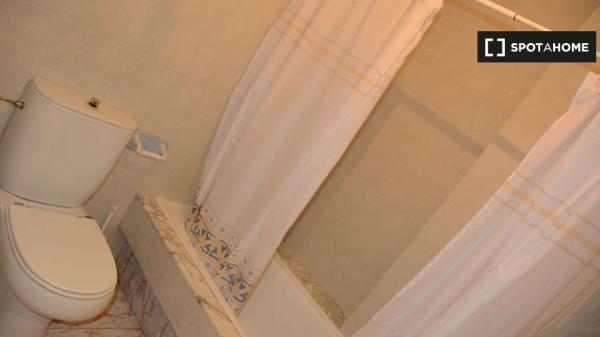 Rooms for rent in 5 bedroom apartment in Vigo