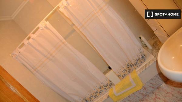 Rooms for rent in 5 bedroom apartment in Vigo