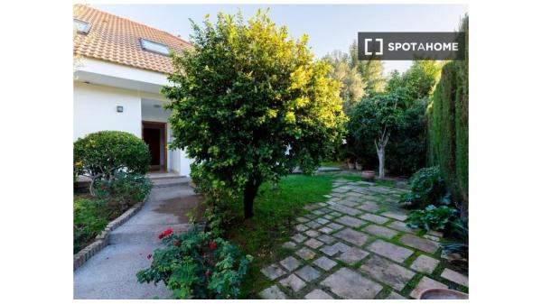 Casa de 5 dormitorios en alquiler en Colina Blanca, Sevilla