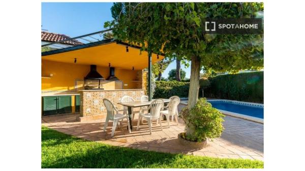 Casa de 5 dormitorios en alquiler en Colina Blanca, Sevilla