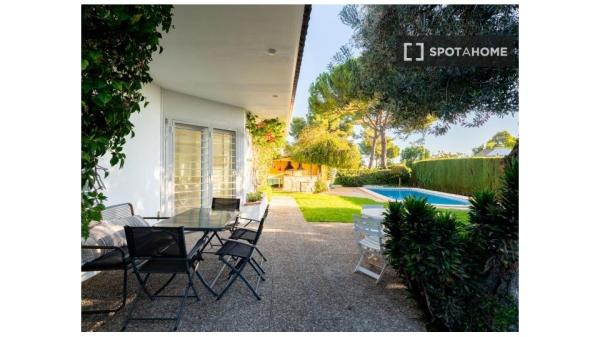 Casa de 5 dormitorios en alquiler en Colina Blanca, Sevilla