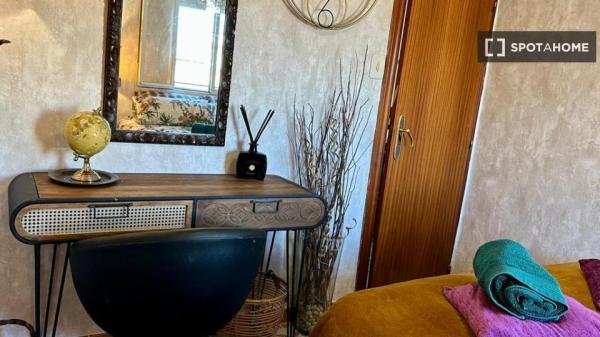 Se alquila habitación en apartamento de 3 dormitorios en Barcelona