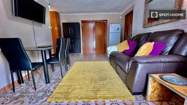 Se alquila habitación en apartamento de 3 dormitorios en Barcelona