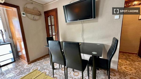 Se alquila habitación en apartamento de 3 dormitorios en Barcelona