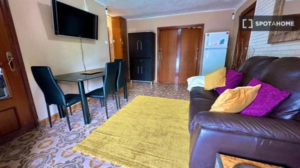 Se alquila habitación en apartamento de 3 dormitorios en Barcelona