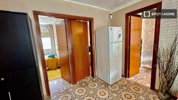 Se alquila habitación en apartamento de 3 dormitorios en Barcelona