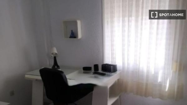 Apartamento de 3 dormitorios en alquiler en Nervión, Sevilla