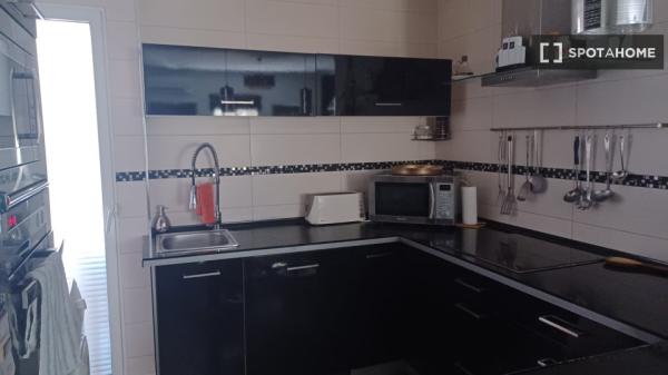 Se alquila habitación en piso de 3 dormitorios en valencia.