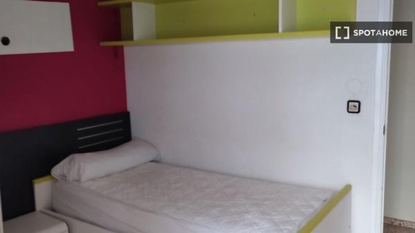 Stanza in appartamento con 3 stanze da letto ad Alicante