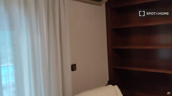 Room for rent in 3-bedroom apartment in Alicante