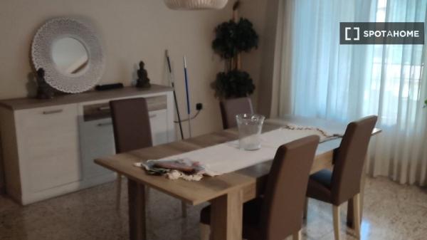 Zimmer zu vermieten in 3-Zimmer-Wohnung in Alicante