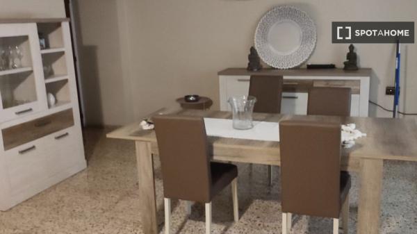 Room for rent in 3-bedroom apartment in Alicante