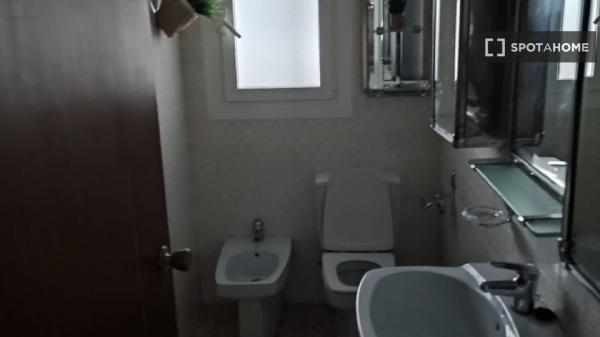 Se alquila habitación en piso de 3 dormitorios en Alicante