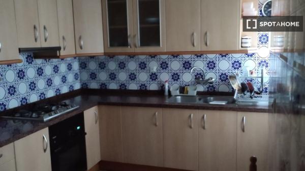 Room for rent in 3-bedroom apartment in Alicante