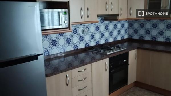 Aluga-se quarto em apartamento de 3 quartos em Alicante