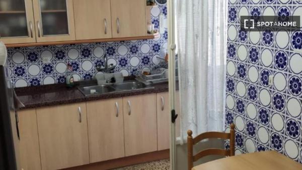 Zimmer zu vermieten in 3-Zimmer-Wohnung in Alicante