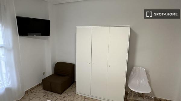 Se alquila habitación en piso de 3 dormitorios en Linares, Jaén