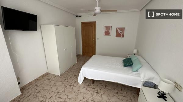 Se alquila habitación en piso de 3 dormitorios en Linares, Jaén