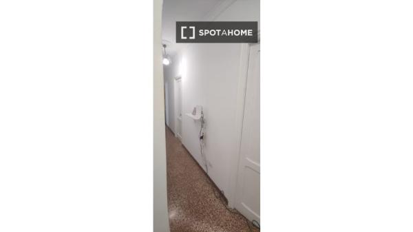 Se alquila habitación en apartamento de 5 dormitorios