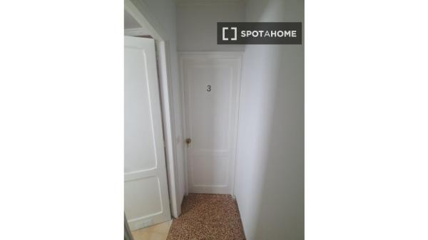 Room for rent in 5-bedroom apartment