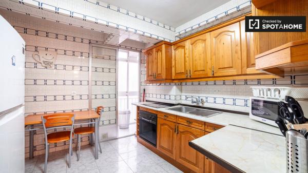 Se alquila habitación en apartamento de 5 dormitorios en Alcalá de Henares.