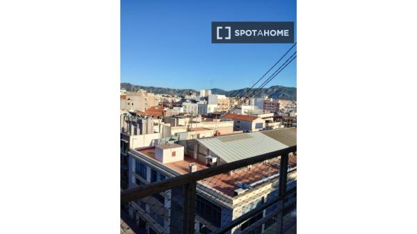 Se alquila habitación en apartamento de 2 dormitorios en San Miguel, Murcia