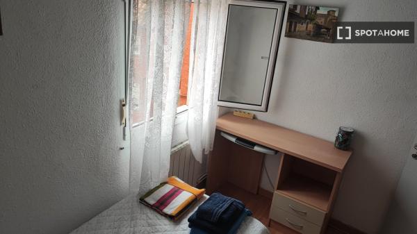 Room for rent in 3-bedroom apartment in Santander