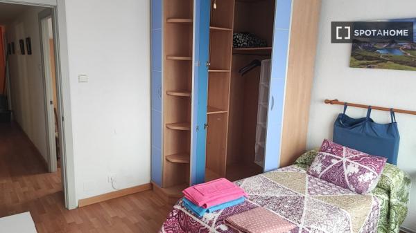 Room for rent in 3-bedroom apartment in Santander