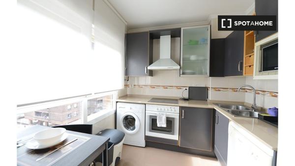 Habitación en alquiler en un apartamento de 3 dormitorios en Txurdinaga, Bilbao