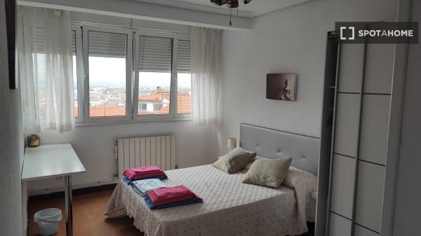 Room for rent in 3-bedroom apartment in Santander