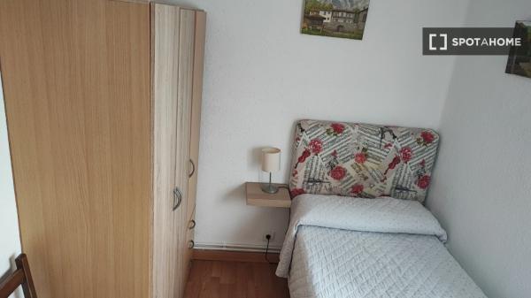 Room for rent in 3-bedroom apartment in Santander