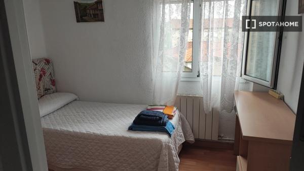 Room for rent in 3-bedroom apartment in Santander