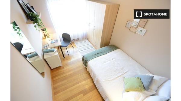 Habitación en alquiler en un apartamento de 3 dormitorios en Txurdinaga, Bilbao