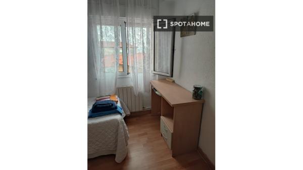 Room for rent in 3-bedroom apartment in Santander