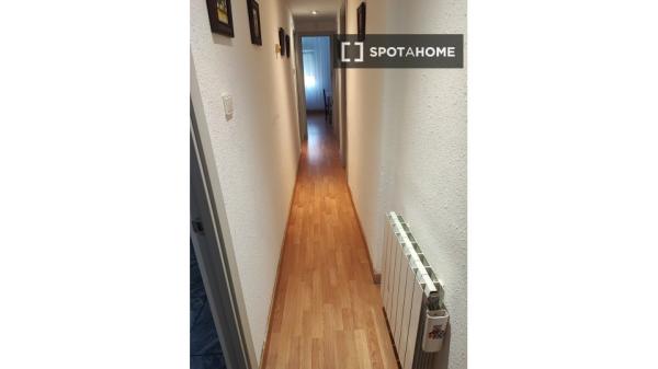 Room for rent in 3-bedroom apartment in Santander