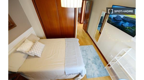 Room for rent in 4-bedroom apartment in Bilbao, Bilbao