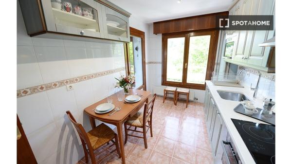 Room for rent in 4-bedroom apartment in Bilbao, Bilbao