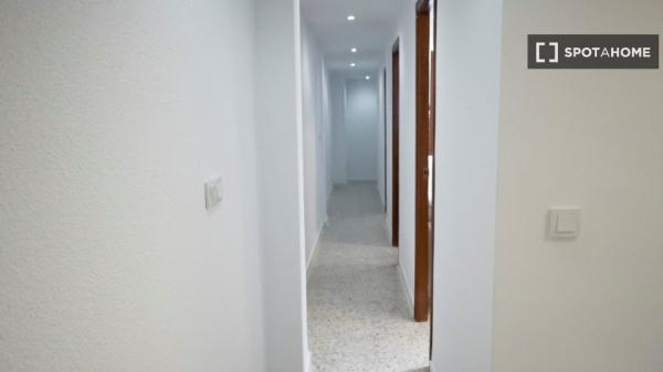 Se alquila habitación en piso compartido en Córdoba