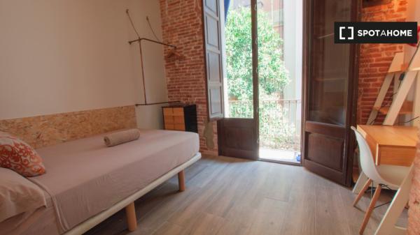 Se alquila habitación en piso de 4 dormitorios en Barcelona