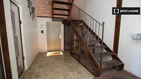 Se alquila habitación en piso de 4 dormitorios en Barcelona