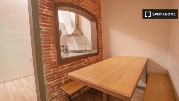 Se alquila habitación en piso de 4 dormitorios en Barcelona