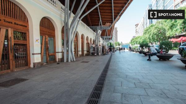 Se alquila habitación en piso de 4 dormitorios en Barcelona