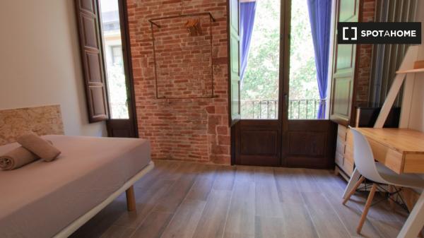 Se alquila habitación en piso de 4 dormitorios en Barcelona