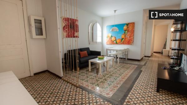 Se alquila habitación en piso de 4 dormitorios en Barcelona