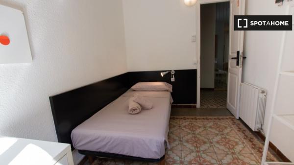 Se alquila habitación en piso de 4 dormitorios en Barcelona